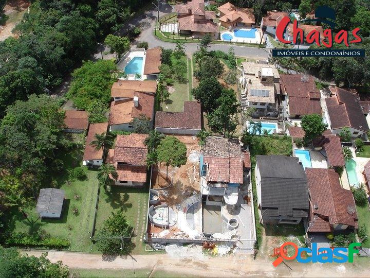 960m² de Terreno com Casa de fundos em condomínio de Alto