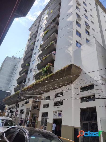 Centro de Florianópolis - 2 dormitórios com dependência