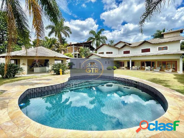 Excelente casa com 5 suítes à venda, localizada no