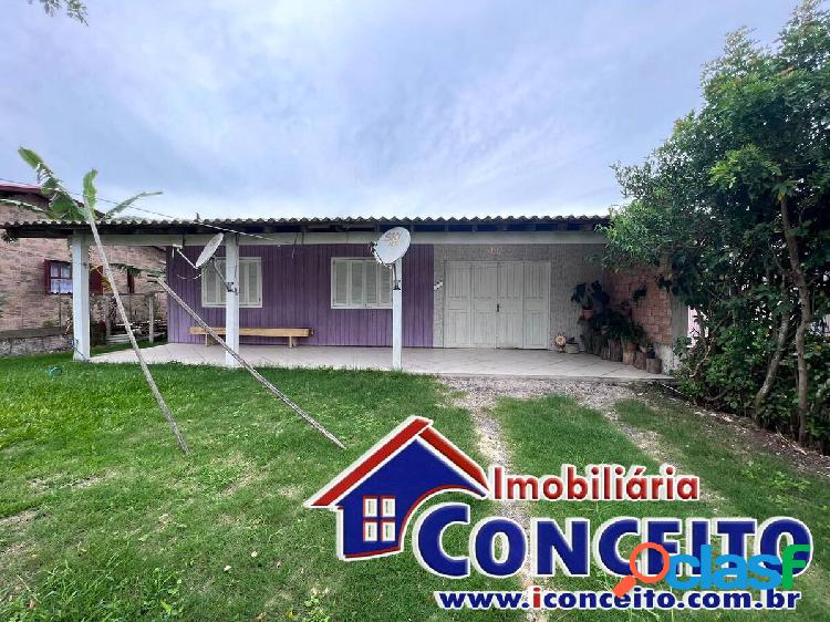 C862 - Residência de madeira com 3 dormitórios localizada