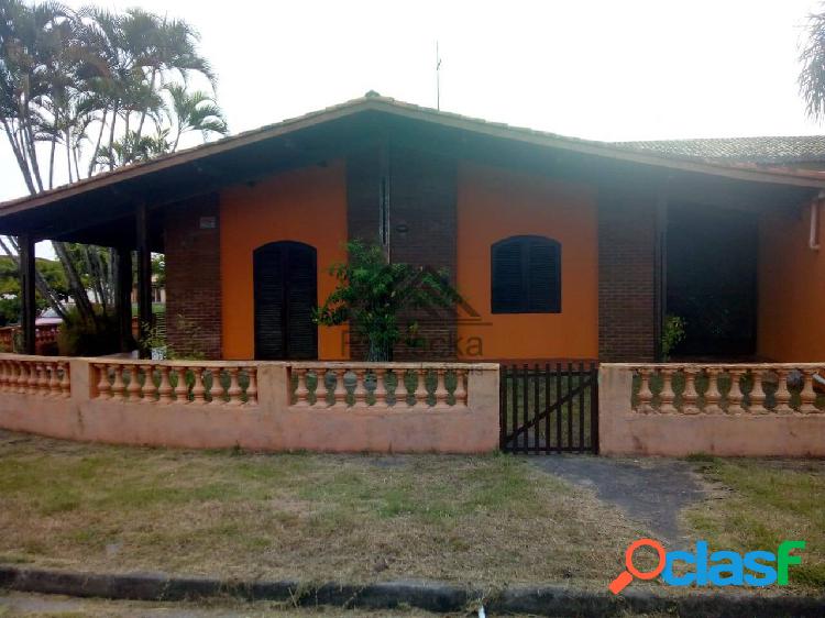 CASA A VENDA EM ITANHAÉM A 300M DO MAR - LOTE INTEIRO.