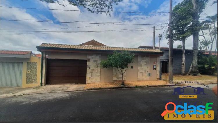 CASA C/ 250 M² / 04 QUARTOS SENDO 01 SUÍTE / 04 VAGAS