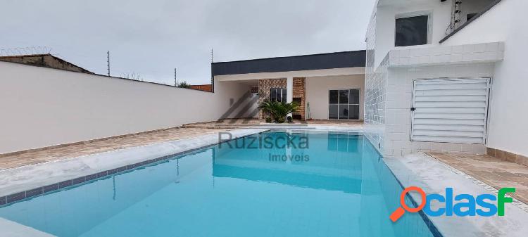 CASA COM PISCINA A VENDA EM ITANHAEM A 100M DO MAR.