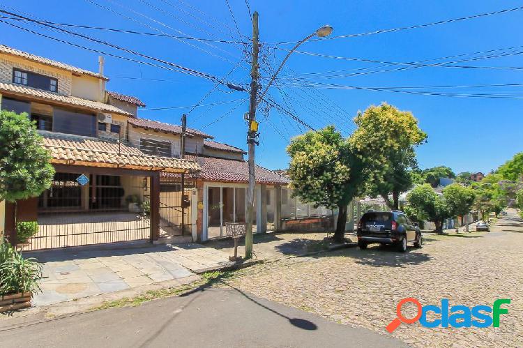 Casa com 3 quartos, 198m², à venda em Porto Alegre,