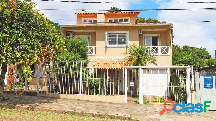 Casa com 4 quartos, 243m², à venda em Porto Alegre,