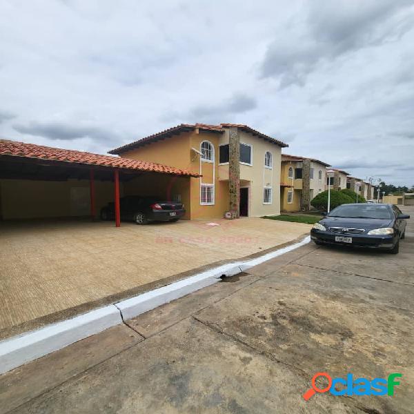 EN VENTA HERMOSA TOWNHOUSE