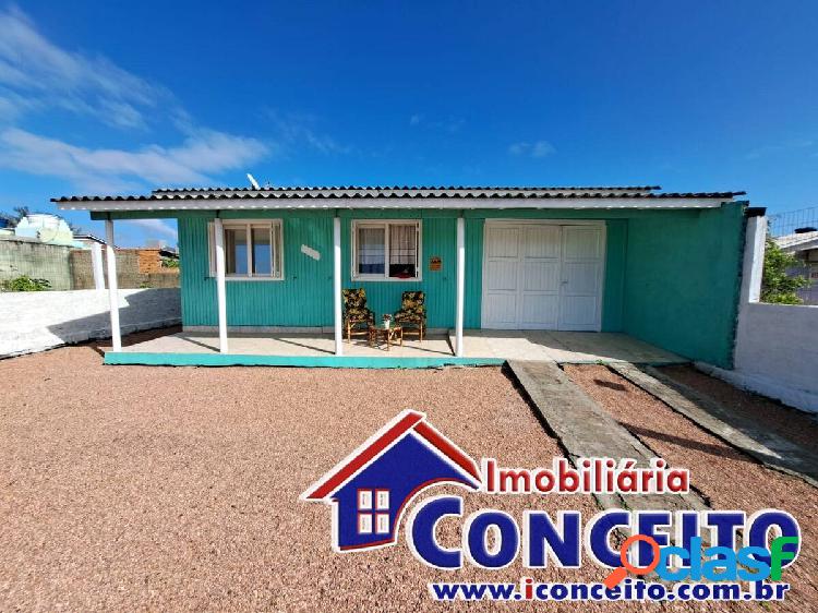 C886 - Linda residência localizada a 50 metros do mar no