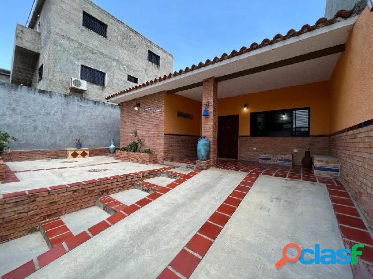 CASA EN VENTA EN LA URBANIZACION MAÑONGO, EXCELENTE