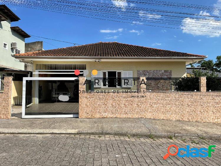 Casa à Venda com 3 dorm (1 suíte), Piscina, Semimobiliada