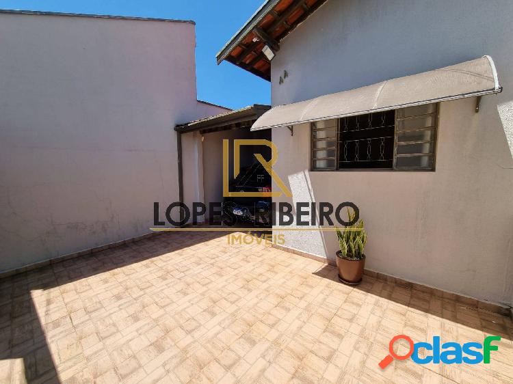 Casa com 2 dormitórios localizada na Chácara dos Pinheiros