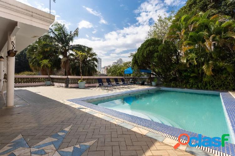 Casa com 4 quartos, 560m², à venda