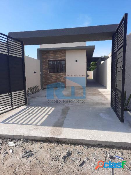 Esta casa a venda em Caraguatatuba tem 03 dormitórios