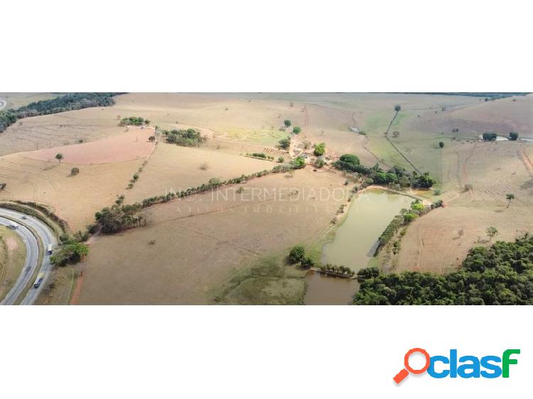 Fazenda dupla aptidão às margens de rodovia, rica em água