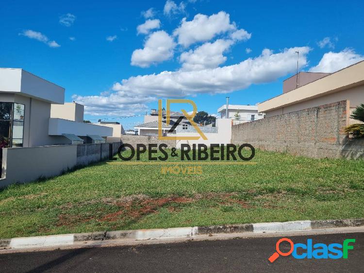 Terreno em condomínio fechado com 450m²