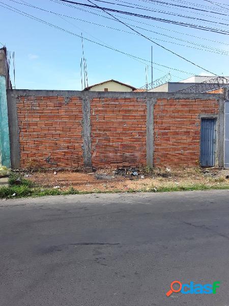 Vende-se lote de 271m² localizado no bairro Maracanã