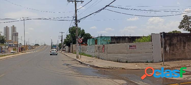 Vende-se ou aluga-se terreno comercial de esquina na Avenida