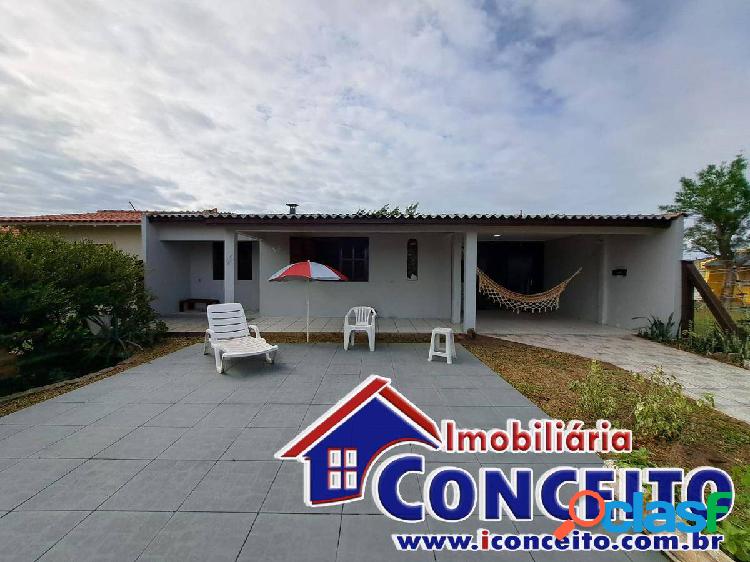 C893 - Linda residência com 3 dormitórios no balneário