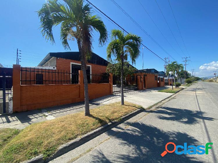 VENTA HERMOSO GALPÓN