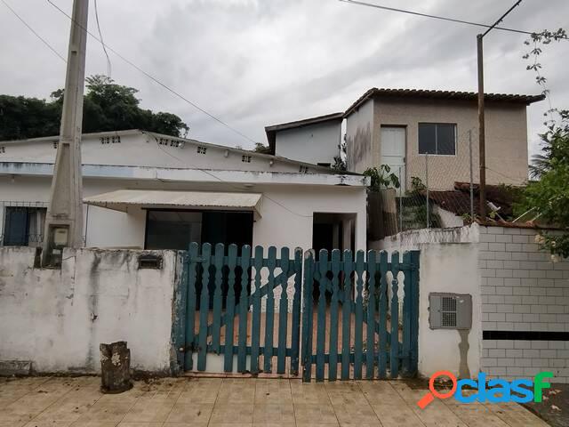 Vende-se boa casa no centro da cidade