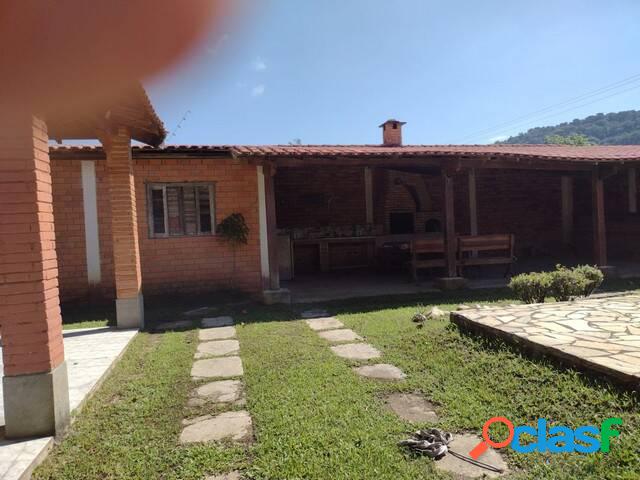 Vende-se linda chácara em ótima localização com piscina