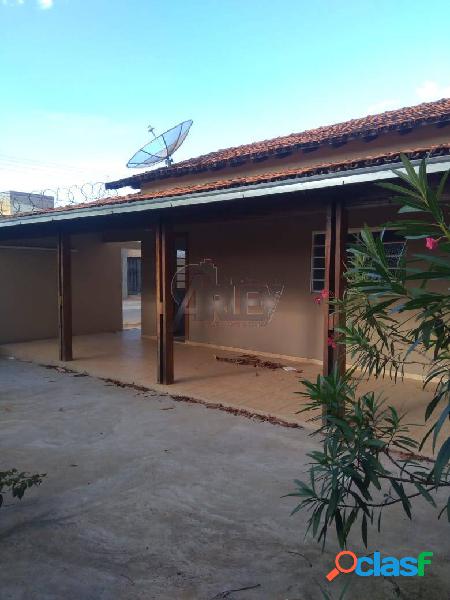 Vendo casa de 2 quartos no bairro maracanã ao lado da