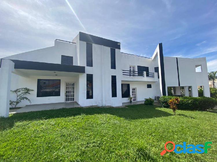 En Venta Espectacular Casa-Quinta de Esquina En Altos de