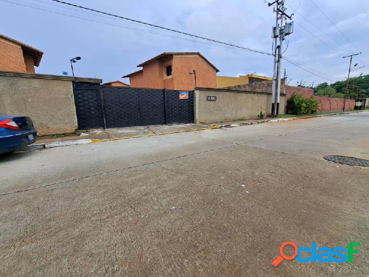 (90MTS2) EN VENTA TONWHOUSE EN EL MANATIAL NAGUANAGUA EN