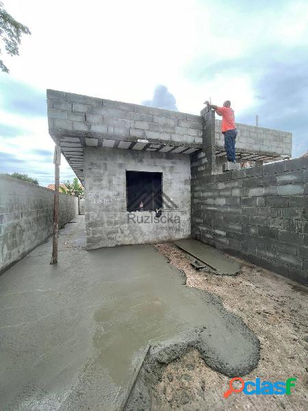 CASA A VENDA COM PISCINA, EXCELENTE LOCALIZAÇÃO -