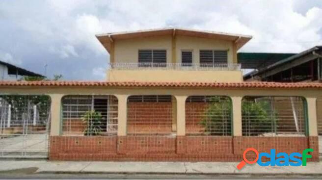 En venta cómoda y amplia casa en Tinaquillo