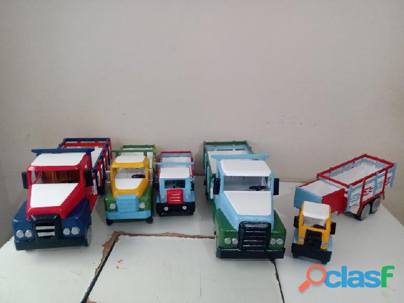 Caminhões De Brinquedo Feitos Em Madeira