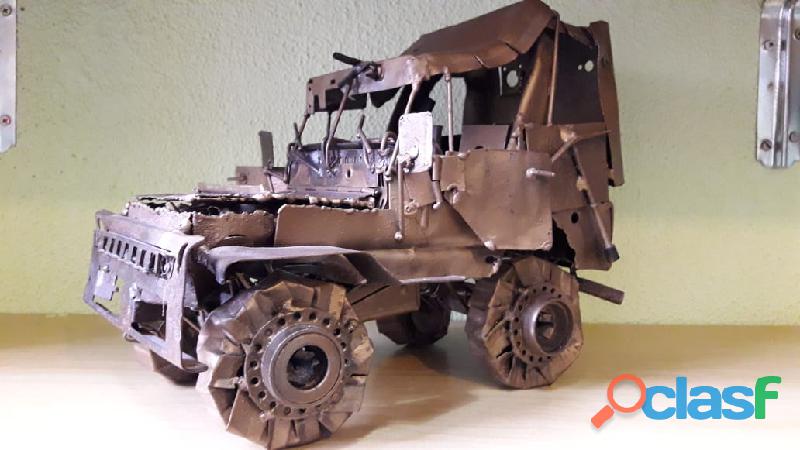 Arte em escultura de metal “o Jeep “