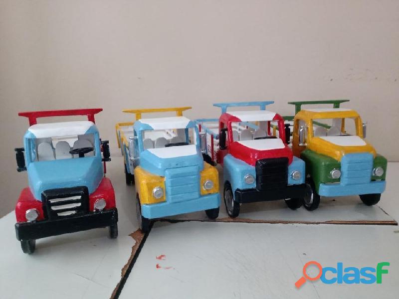 Caminhão De Brinquedo Feito Em Madeira Médio