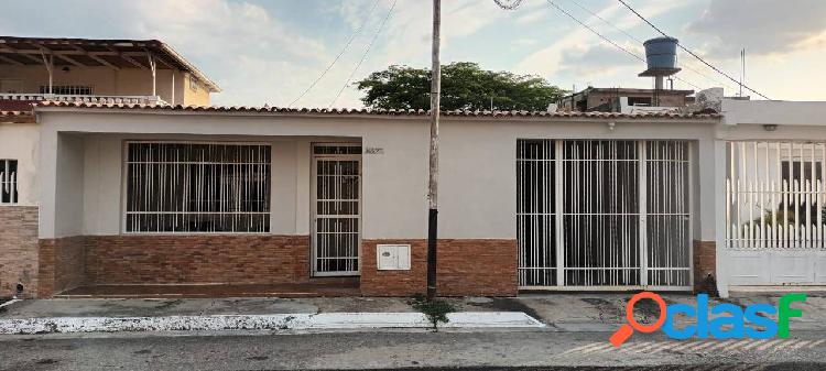 Se vende casa en Urbanización Los Robles, San Joaquín