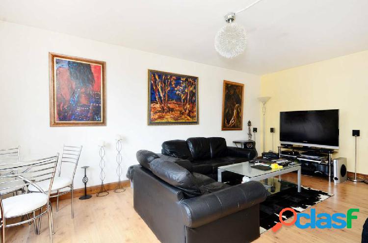 Fantastic one bedroom flat offers spacious accommodation in