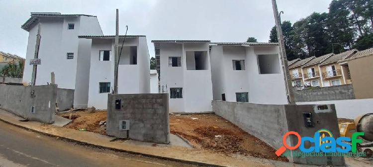 Casa nova com 2 dormitórios, isoladas e espaçoso quintal