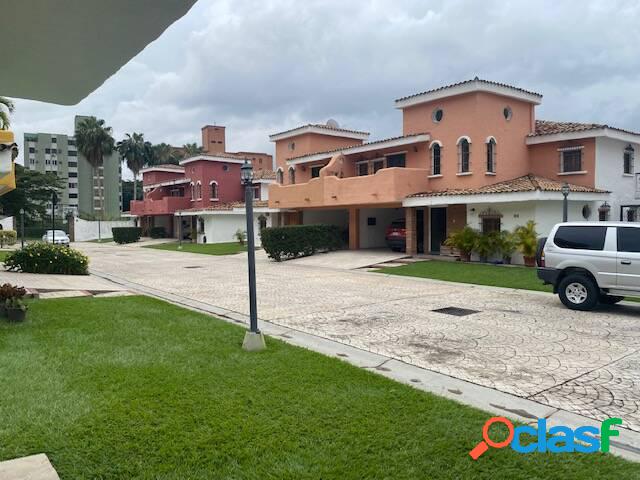 Townhouse en alquiler en conjunto privado con planta 100% y