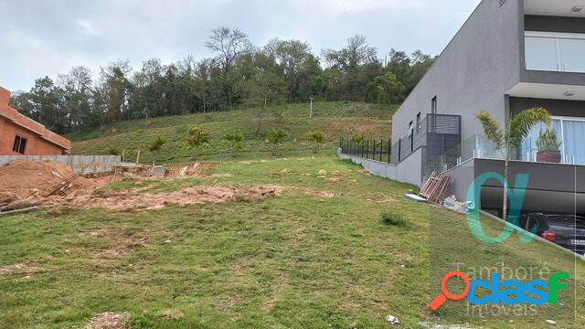Terreno com 711 m²