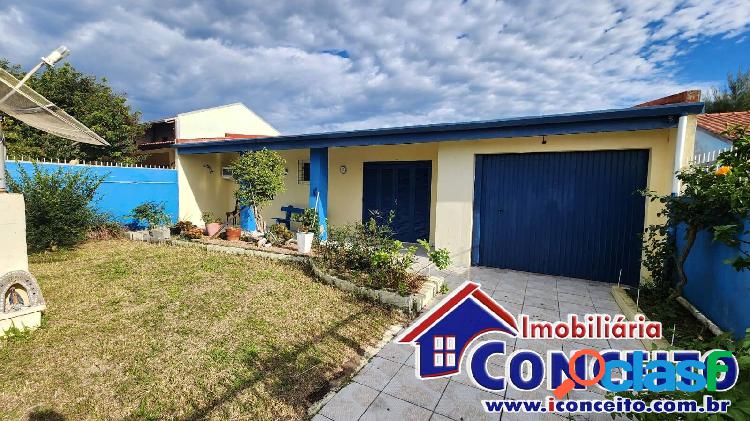 C894 - Excelente residência com 3 dormitórios localizada