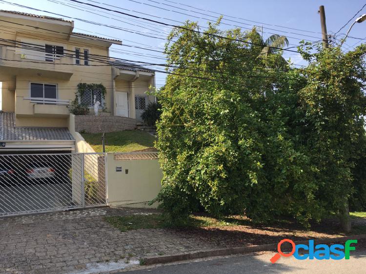 Casa à venda com churrasqueira em ótima localização no