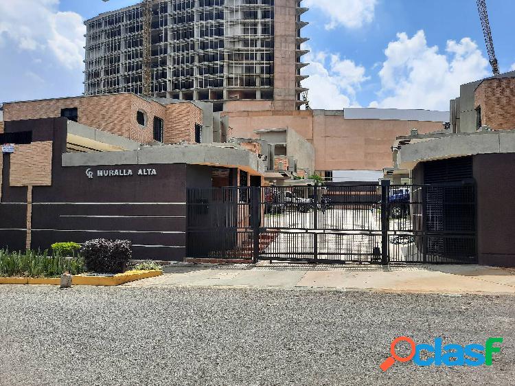 Se vende tonwhouse remodelado de 163m2 en los Mangos con