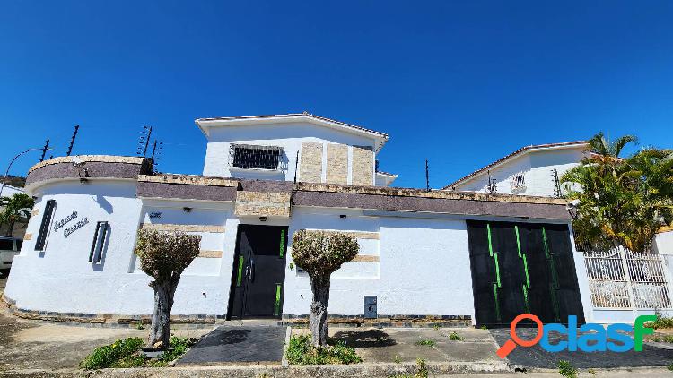 Venta Hermosa Casa remodelada en Calle cerrada, paralela a