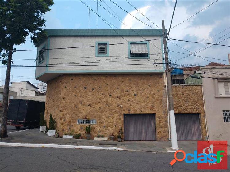 Casa assobradada, com ótima localização e espaço amplo.