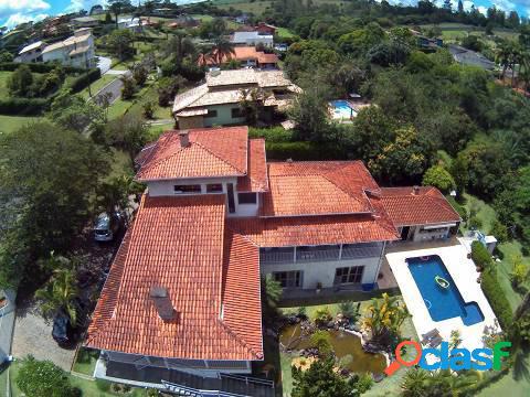 Casa grande em enorme terreno no condomínio Jd. das