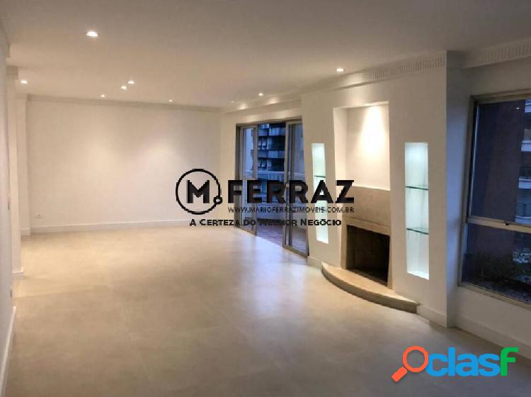 Amplo apartamento reformado de 195m², 3 suítes, 3 vagas no