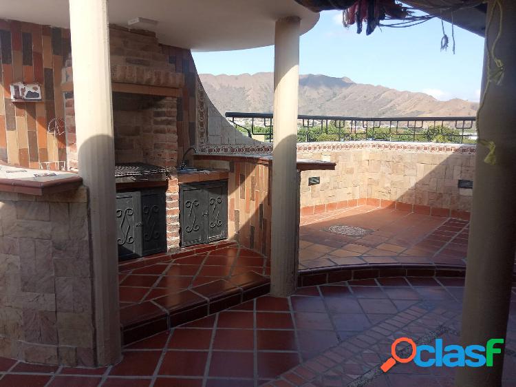 En venta PH duplex en Res. Los Andes. Con terraza.