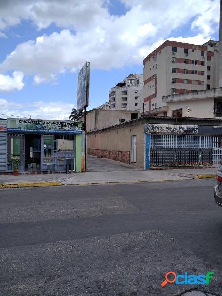 TERRENO COMERCIAL CON LOCALES EN VENTA UBICADO EN URB