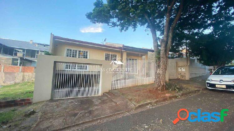 Casa com 03 quartos, amplo espaço e 03 vagas de garagem