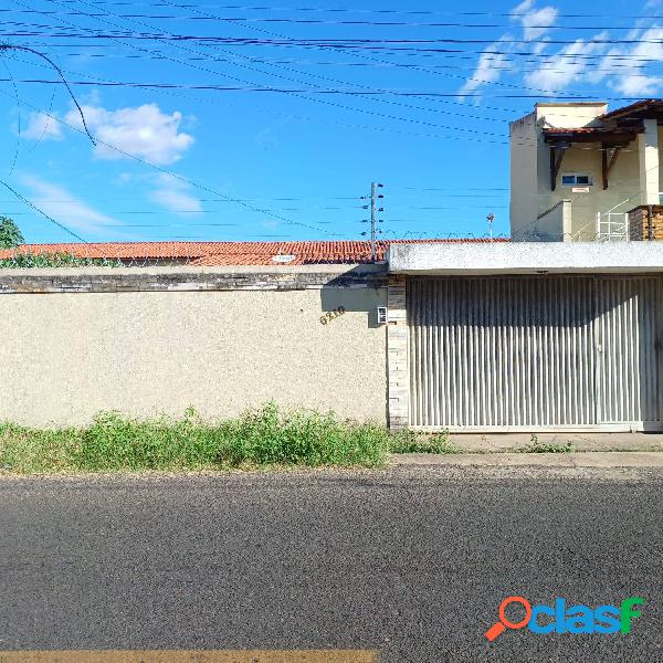 Casa na Avenida. Perto do Jardins Leste