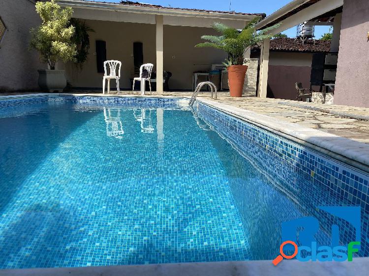 Casa bem ampla na região central de Caraguatatuba