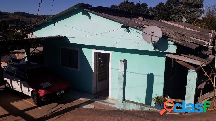 Imóvel com 3 casas, ótimo para locação, fica no Bairro